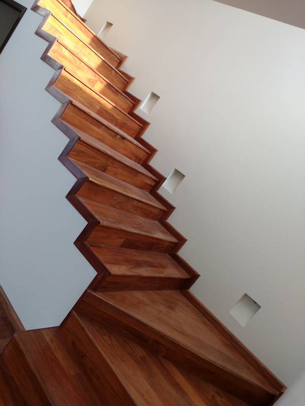 Escalera de madera en Raulí  Gradas de madera, Escaleras de madera, Madera