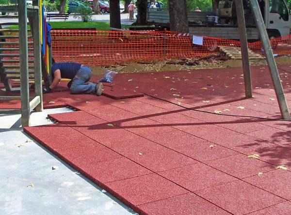 Pavimentazione antitrauma in gomma riciclata per gioco sicurezza bambini
