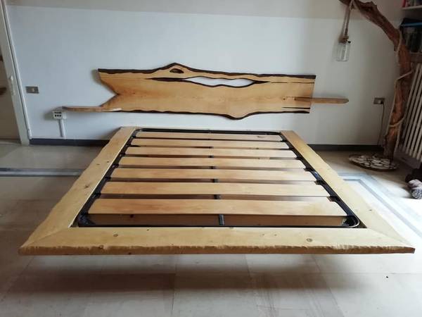 Struttura letto, realizzata interamente con tavole di legno massello di  frassino grezzo spessore