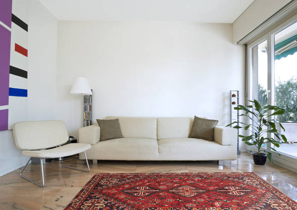 Casa moderna con tappeto Persiano Shiraz rosso geometrico su pavimento in  marmo per appartamento a Milano